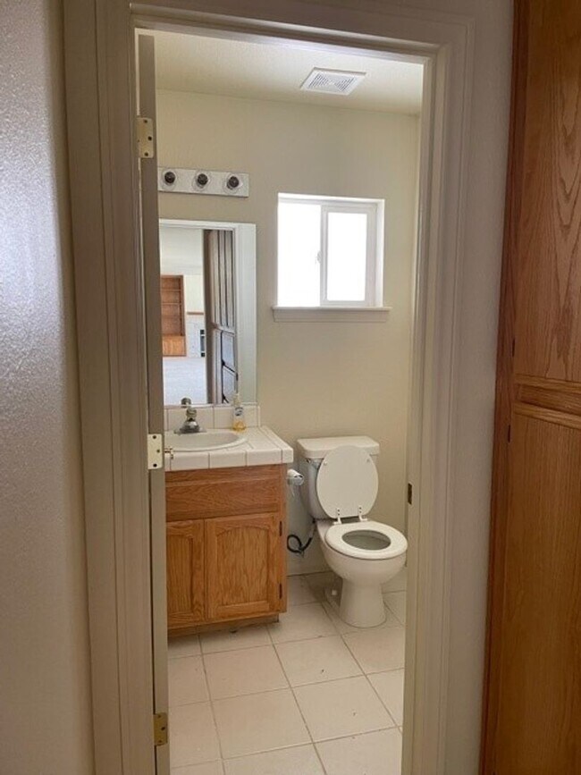 Building Photo - 27401 Lakeview Dr