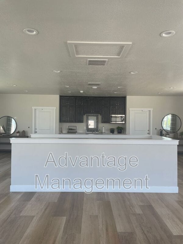 Building Photo - 1010 N 20 E