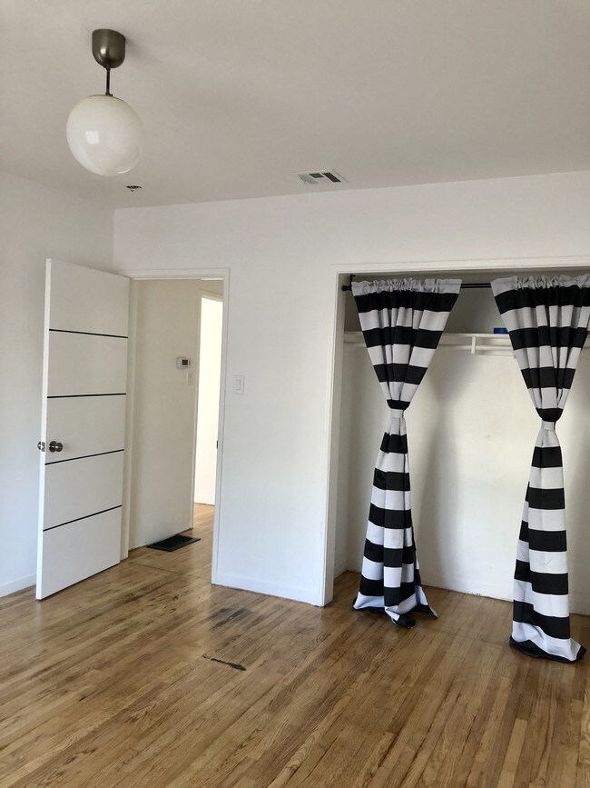 Building Photo - 11672 Oxnard St