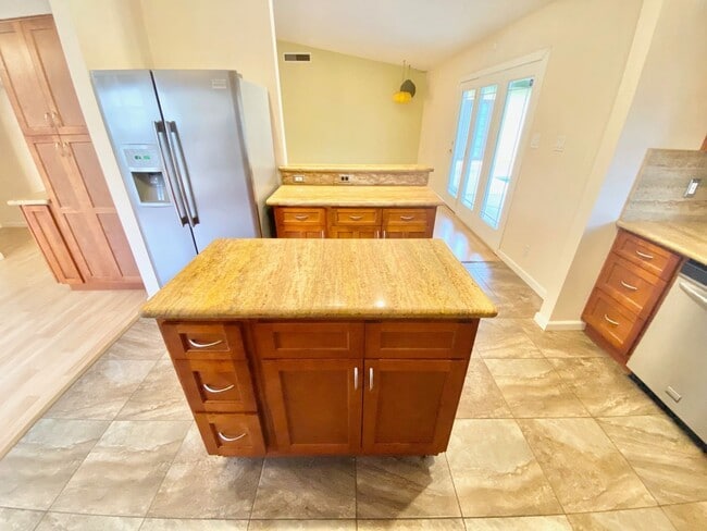 Building Photo - SPACIOUS SINGLE-STORY HOME 3 BEDROOM & 3 B...