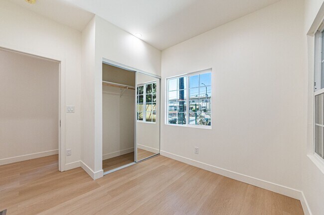 Building Photo - Modern 3-Bedroom in Prime Location | One M...