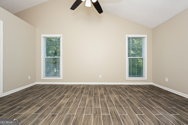 Building Photo - 402 Hawthorne Cir