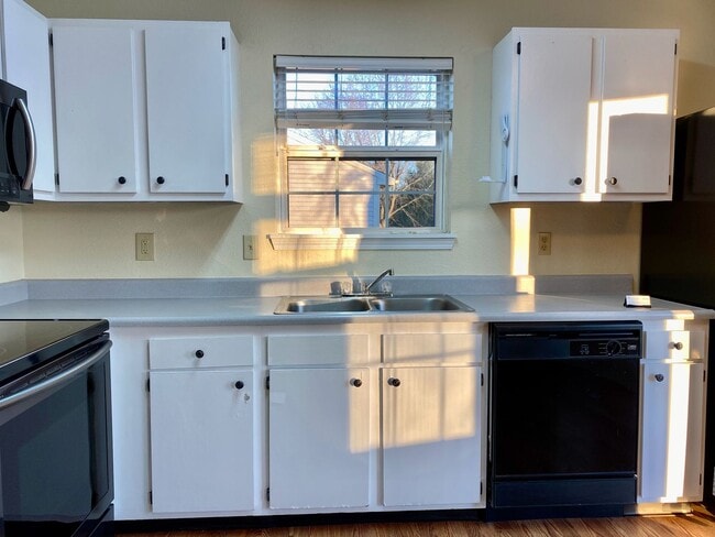 Building Photo - COMING SOON! Wonderful 3 Bedroom 2 Bathroo...
