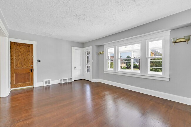 Building Photo - Reyburn