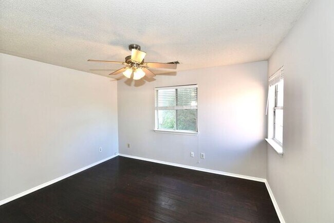 Building Photo - 10470 Meadow Run Trce