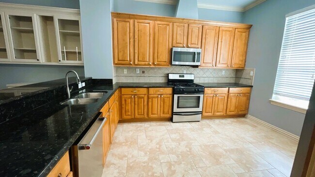 Building Photo - GORGEOUS Townhome in Inner Loop Gated Community **Ask about our NO CASH DEPOSIT option through OB...