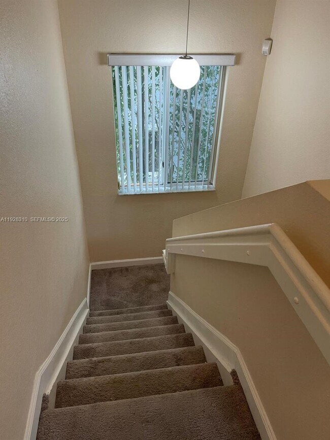 Building Photo - 380 NE 31st Terrace