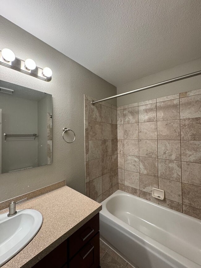 Building Photo - Your New Rental Home Awaits in Bellevue!