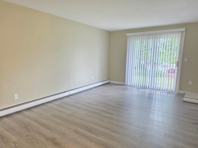 Building Photo - 2 Bed, 1 Bath Apartment