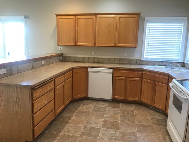 Building Photo - Meridian Charmer with 3 Car Garage, & Huge Backyard!