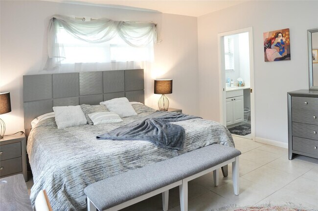 Building Photo - 821 SW 13th Ct