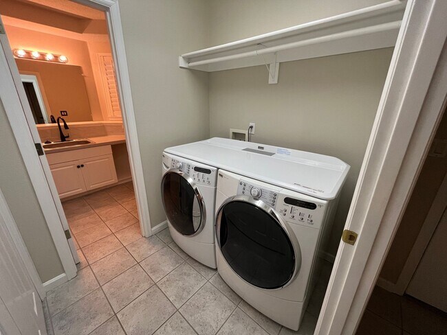 Building Photo - Immaculate 4 bedroom, 3.5 bathroom, tri-level Home in Tigard!! Expansive Views, Office space, Gam...