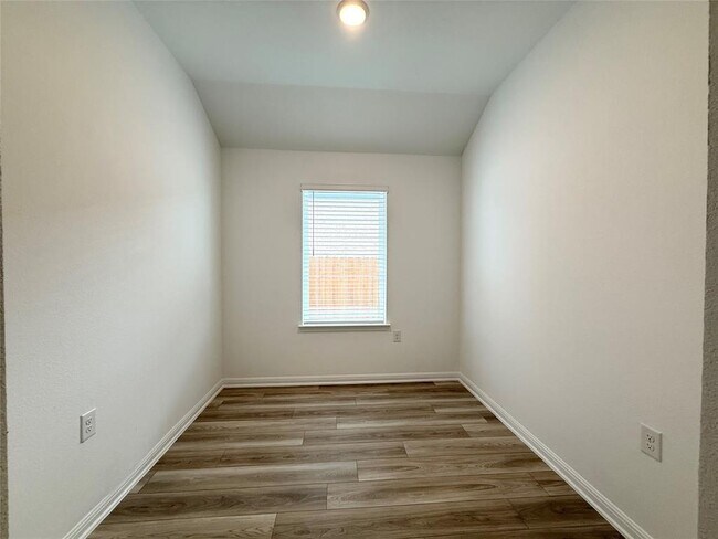 Building Photo - 15409 Flowers Vw