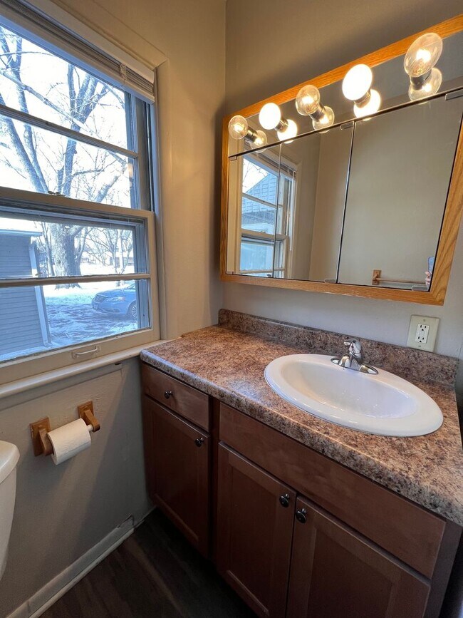 Building Photo - Cute 1 bed 1 bath @633 Walnut St in Iowa C...