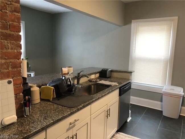 Building Photo - 1387 W 69th St