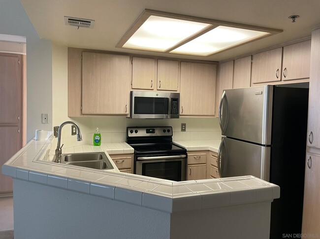 Building Photo - 640 Camino De La Reina