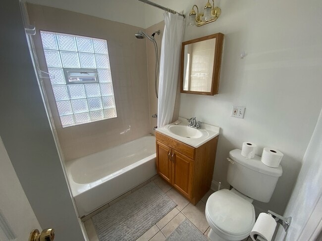 Building Photo - 2419 N Oak Park Ave