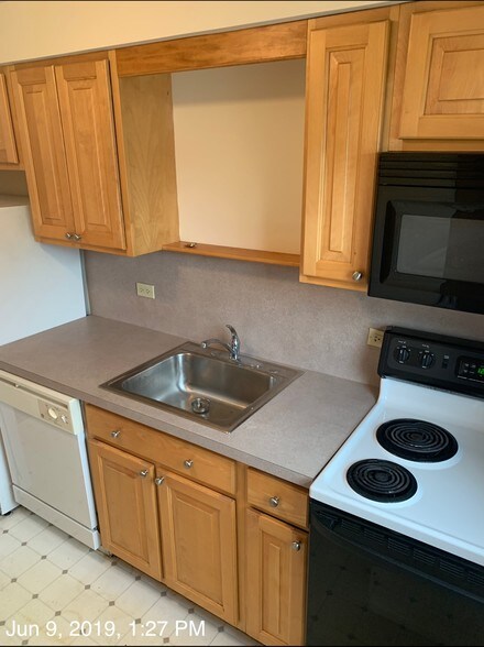 Building Photo - 11410 S Western Ave