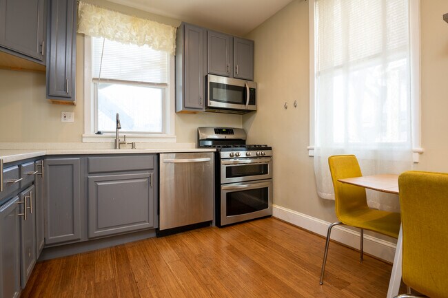 Building Photo - 1039 Evarts St NE