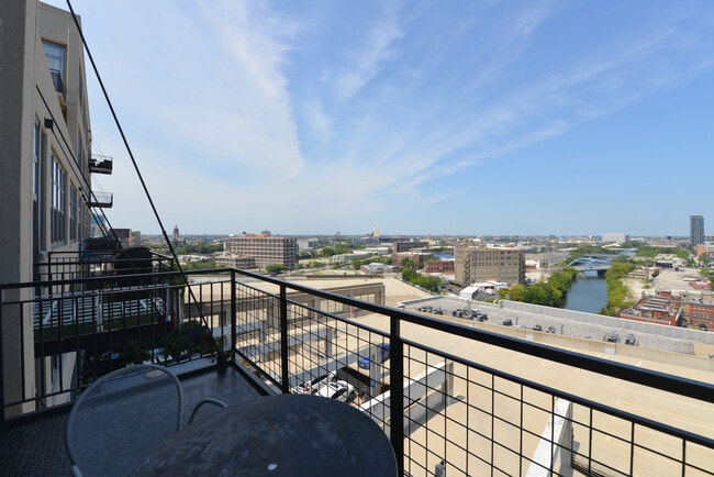 Building Photo - 900 N Kingsbury St