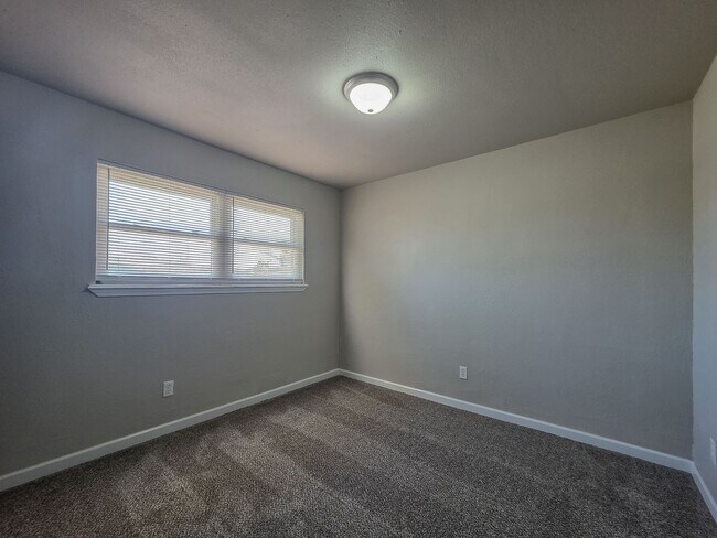 Building Photo - Fully Renovated 3-Bedroom Home in Bethany ...