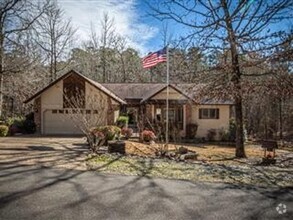 Building Photo - Large 3 Bedroom, 2 Bathroom home on the Ea...