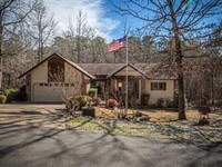 Building Photo - Large 3 Bedroom, 2 Bathroom home on the Ea...