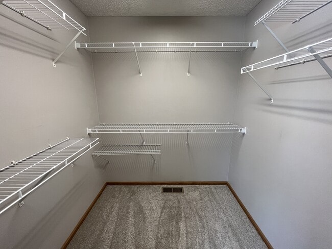 Building Photo - 10530 Pond Curve