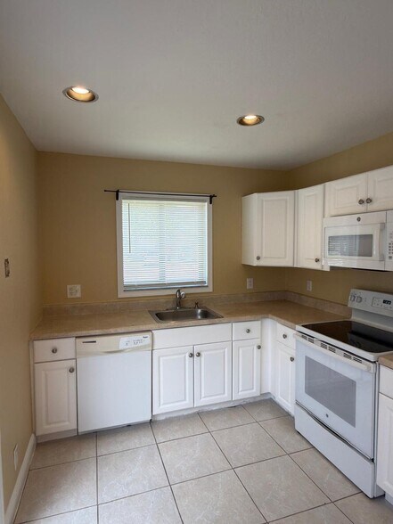 Building Photo - 13769 Yarmouth Dr