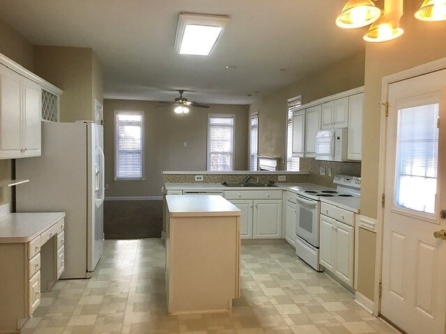 Building Photo - 4304 Southern Oak Dr