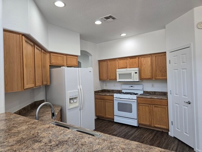 Building Photo - Spacious 4 bed, 3 full bath home in New Ri...