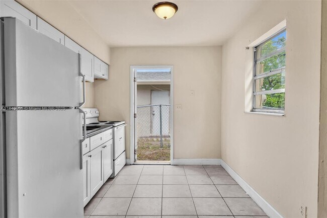 Building Photo - 2751 NW 14th Ct