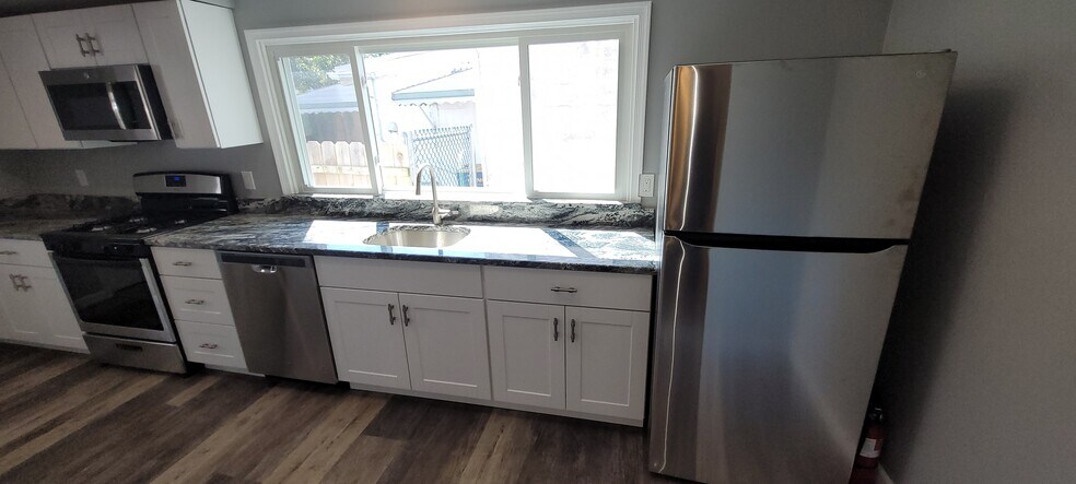 Large window with plenty of light in kitcher - 220 Prospect Ave
