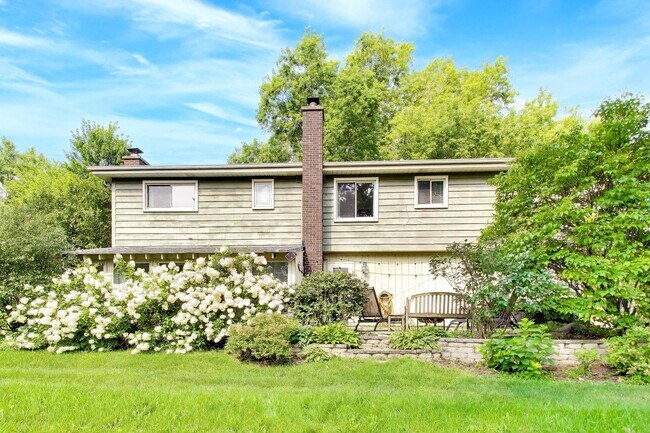 Building Photo - 115 S Kainer Ave