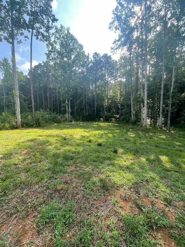 Building Photo - Welcome to this stunning 5-bedroom, 2-bath...