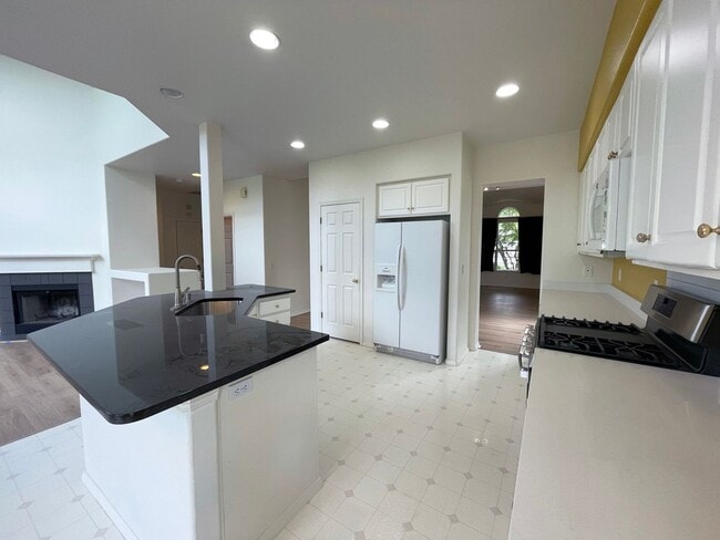 Building Photo - Fantastic Bethany Home with Attached Garag...