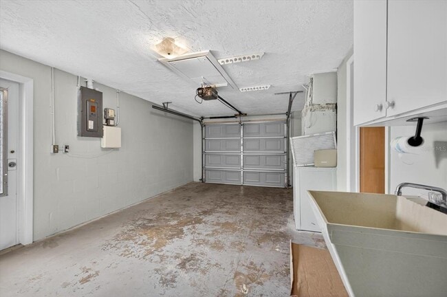 Building Photo - 7725 Summertree Ln