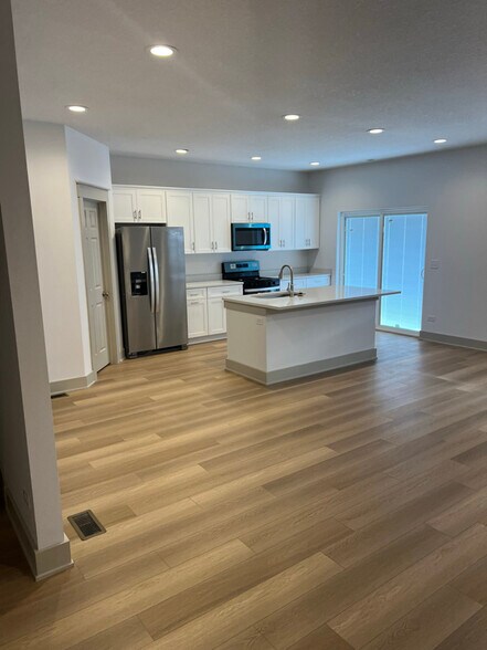 Building Photo - 400 Stewart Ct