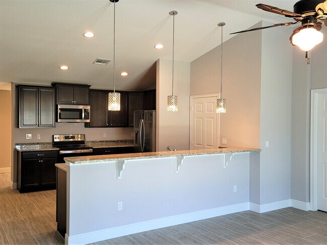 Building Photo - 459 SW Paar Dr