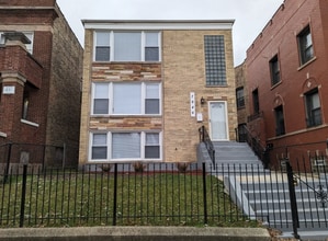 Building Photo - Spacious 3BR Unit in Quiet South Side Buil...