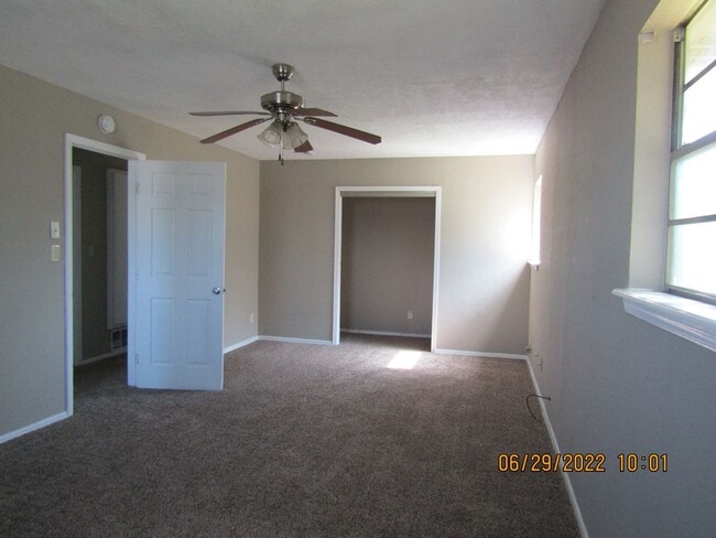 Building Photo - MOVE IN SPECIAL: $200 OFF OF THE 1ST FULL MONTH'S RENT!