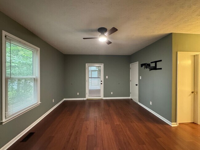 Building Photo - Charming 3 Bed, 2 Bath Fayetteville Home