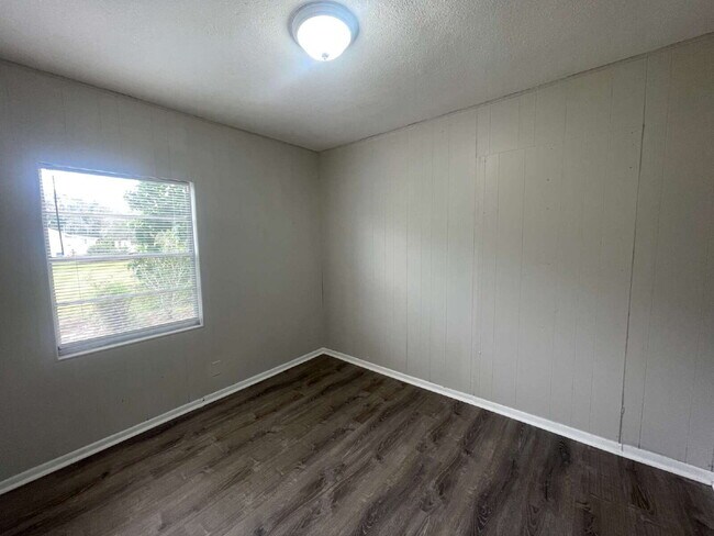 Building Photo - 4-Bedroom and 2-Bathroom