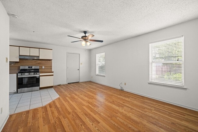 Building Photo - 701 1/2 S Walnut Street Unit