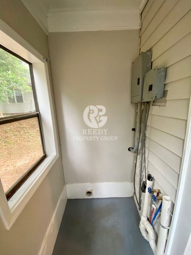 Building Photo - Beautifully renovated Spartanburg Home!