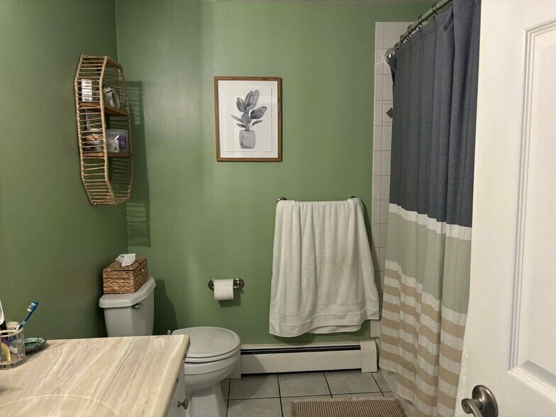 Building Photo - 861 Main St