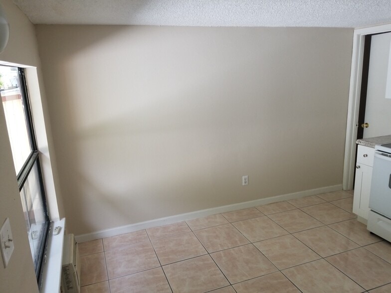 dining space - 911 W Portage St