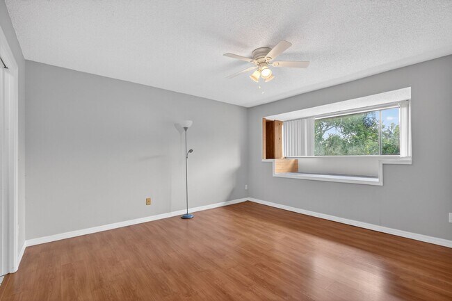 Building Photo - Cozy 3 Bedroom Available in Tampa!