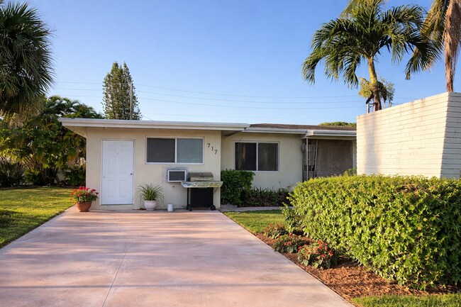 Interior Photo - 717 NE 10 ST, APT 3 Hallandale, FL 33009