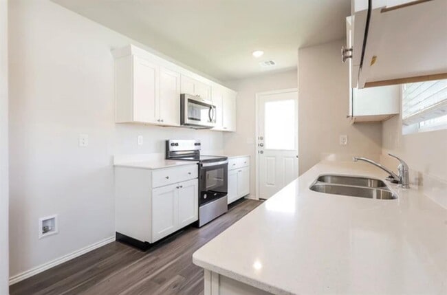 Building Photo - 2003 Malus Wy